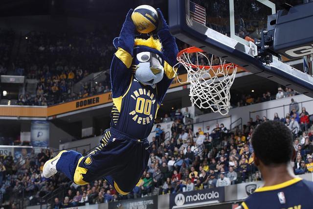 周琦为肘击道歉：我是下意识反应 不是故意的